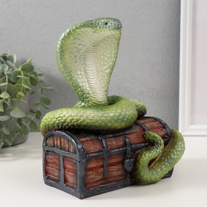 Фигурка Фигурка "КОБРА НА СУНДУКЕ" 20 х 17 х 12 см.