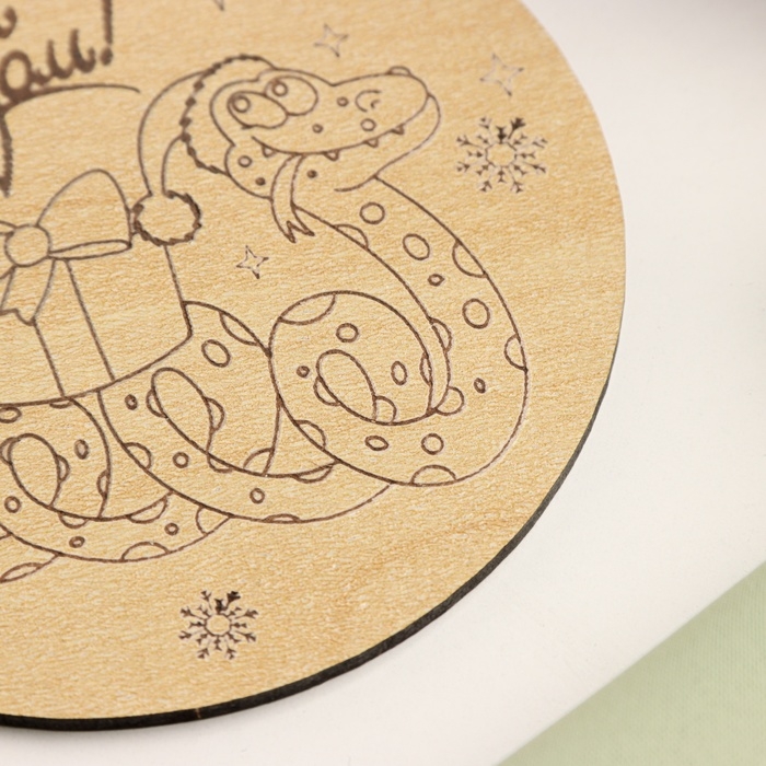 Новый год. Подставка с символом года под горячее Новый год. Подставка с символом года под горячее "Змейка с подарком", диаметр - 9,5 см