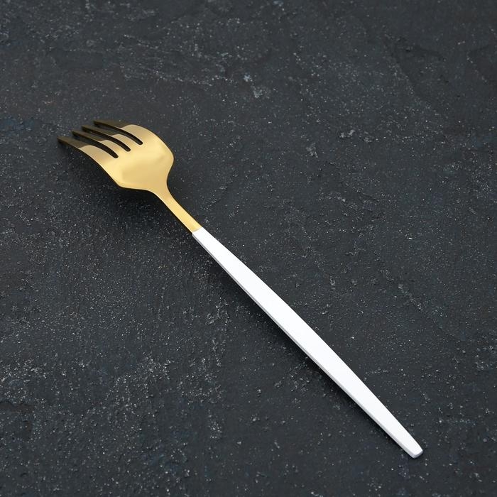 Вилка столовая из нержавеющей стали Magistro «Блинк», 21,5×3 см, белая ручка, цвет золотой Вилка столовая из нержавеющей стали Magistro «Блинк», 21,5×3 см, белая ручка, цвет золотой