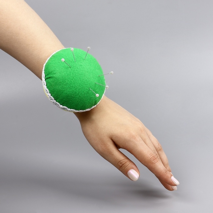 Игольница на руку, d = 8 см, цвет зелёный Игольница на руку, d = 8 см, цвет зелёный
