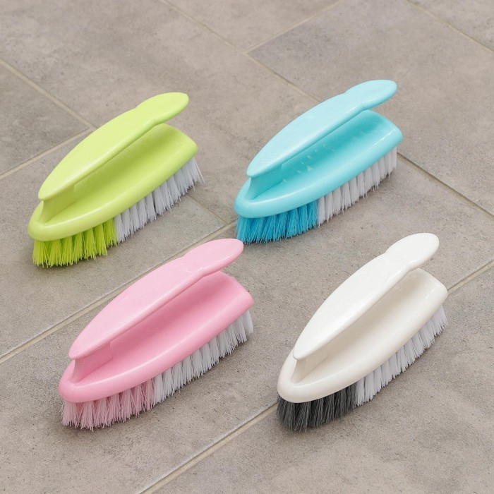 Щётка - утюжок «Дельта», 15×5,5×7,5 см, цвет МИКС Щётка - утюжок «Дельта», 15×5,5×7,5 см, цвет МИКС