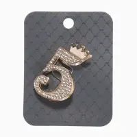 Брошь &laquo;Пятёрка с короной&raquo;, белая в золоте