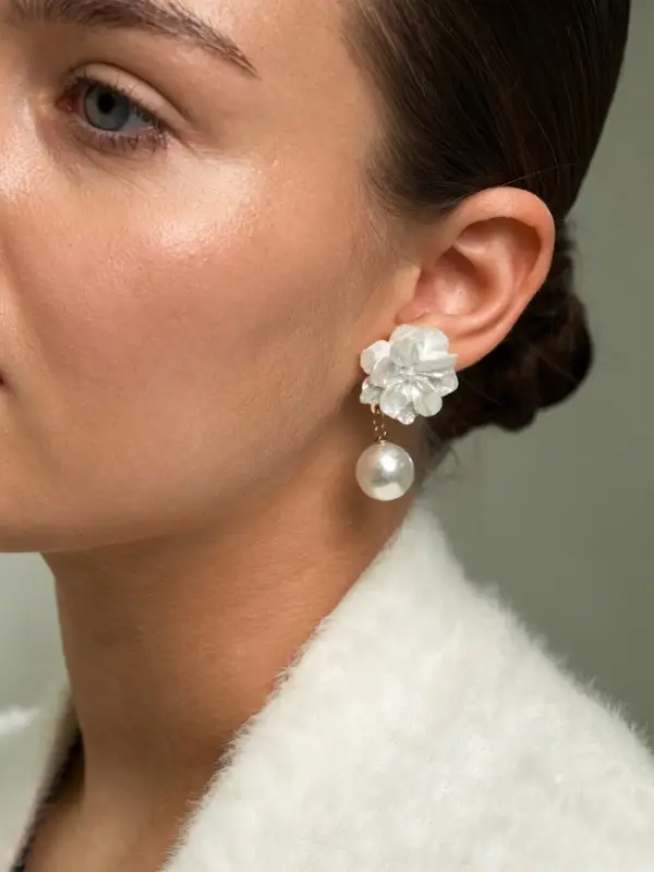 Серьги &laquo;Цветок с жемчугом&raquo;, цвет молочный в золоте