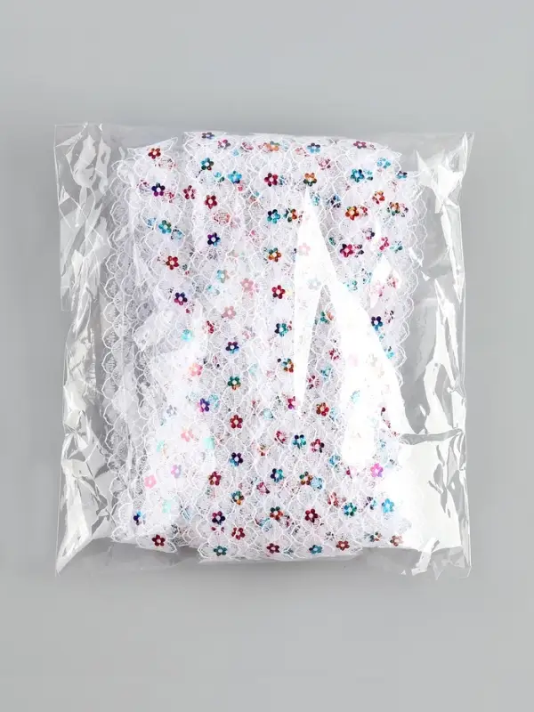 Тесьма гипюровая белая с пайетками 1,5 см, в упаковке 25 метров Тесьма гипюровая белая с пайетками 1,5 см, в упаковке 25 метров