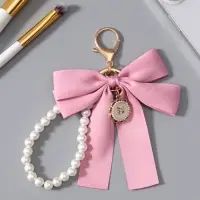 Брелок на карабине "Двойной бант с жемчугом и подвеской" розово-белый 13х8,5х1 см