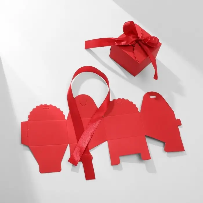 Коробочка подарочная складная «Сюрприз» 6×6×4.5, красный