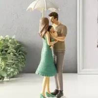 Сувенир полистоун "Папа, мама и малыш в вязанных нарядах, под зонтом" 8,5х9,5х25,5 см