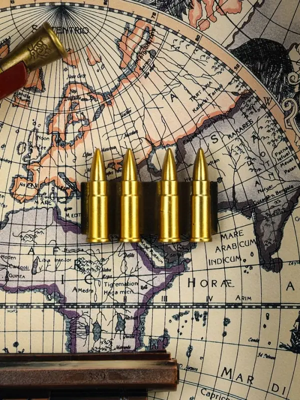 Сувенирное изделие - панно настенное в раме "Карта. Револьверы и 4 пули" 35х43х4,5 см