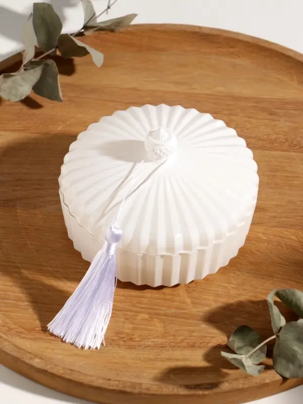 Свеча ароматическая в шкатулке Свеча ароматическая в шкатулке "Белый глянец" 3 фитиля аромат фрезия 13,3х13,3х9,5 см