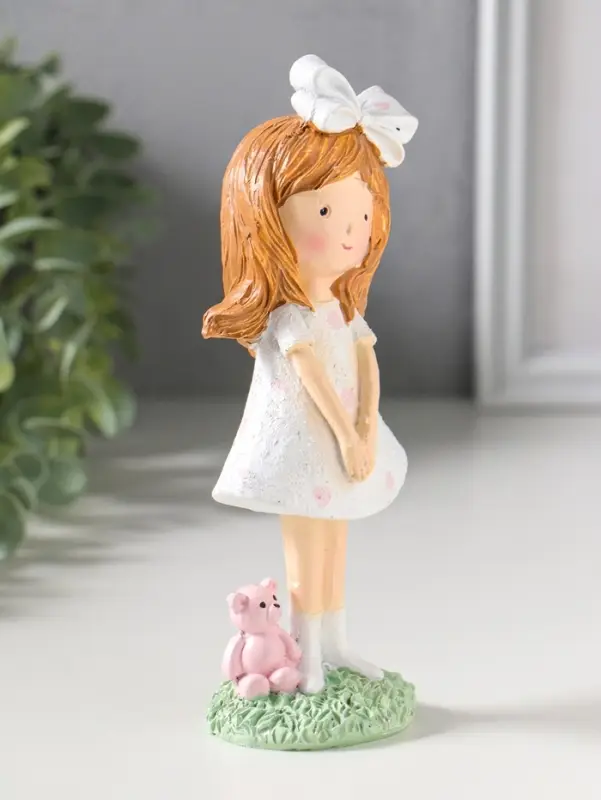 Сувенир полистоун "Малышка в платье в горох, с бантом в волосах, с мишкой" 6,5х4,5х16,8 см   1092990
