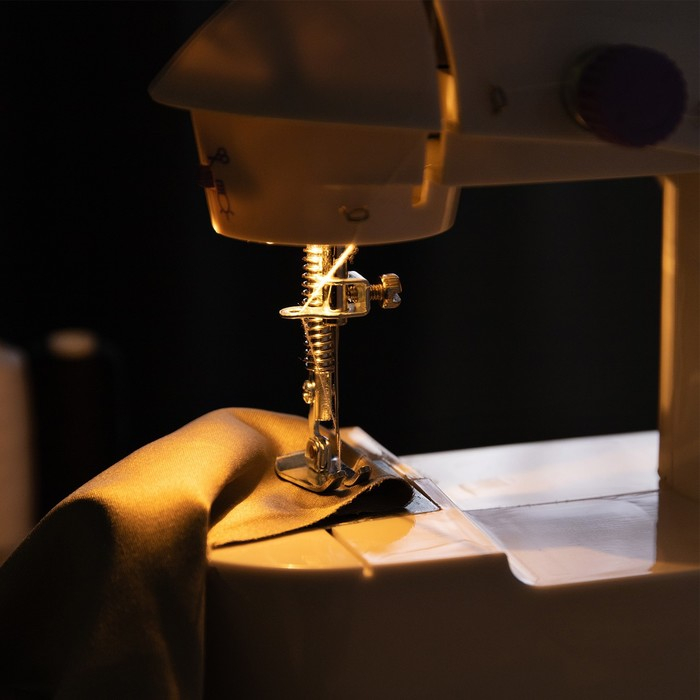 Швейная машинка Luazon LSH-03, 6 Вт, полуавтомат, 2 скорости, 4xАА или 220 В, белая Швейная машинка Luazon LSH-03, 6 Вт, полуавтомат, 2 скорости, 4xАА или 220 В, белая