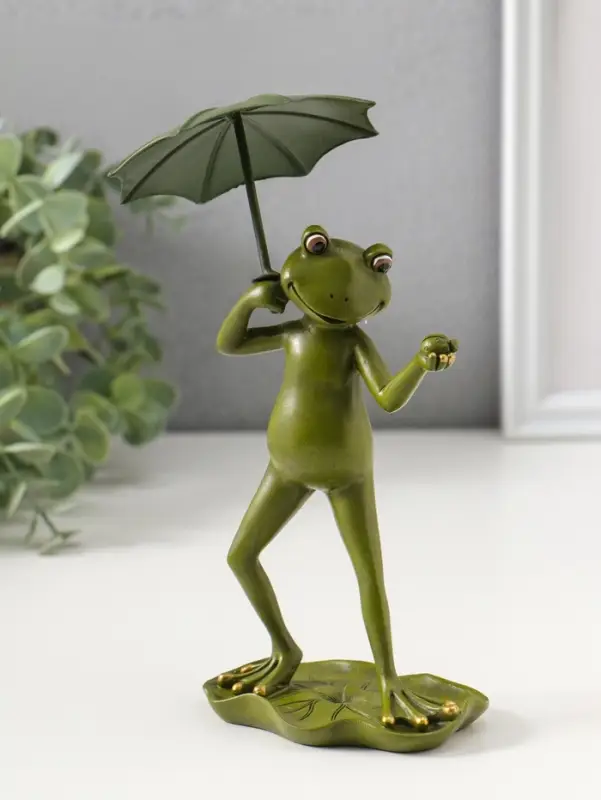 Сувенир полистоун "Танцующий лягушонок под зонтом, с божьей коровкой" 15,5 см