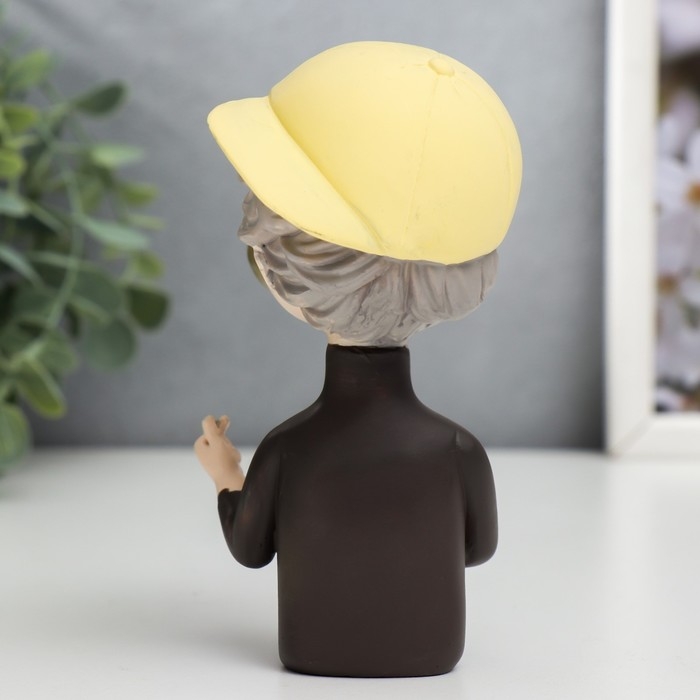 Сувенир полистоун  Сувенир полистоун "Мальчишка в золотой бейсболке с розой и золотым пузырём" 12х6х8 см