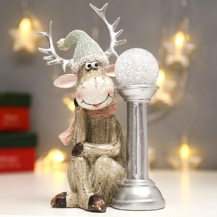 Сувенир полистоун свет Сувенир полистоун свет "Лосик в вязаном колпаке с шаром на колонне" 20,5х10,5х12,5 см