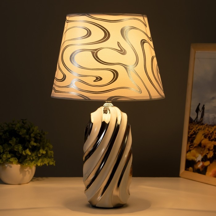 Настольная лампа Настольная лампа "Доминика" Е14 40Вт белая серебро 22,5х22,5х40см RISALUX