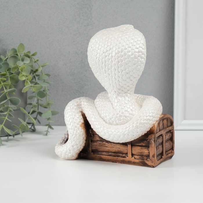 Новогодняя фигурка Новогодняя фигурка "Кобра на сундуке" 20 х17 х 12 см, белый