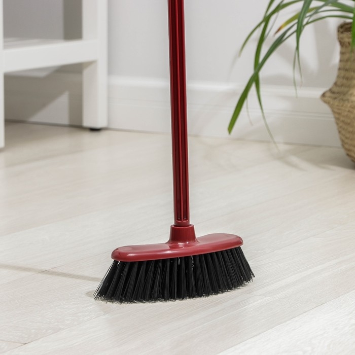 Щётка для пола «Комфорт» с черенком, жёсткая, цвет МИКС Щётка для пола «Комфорт» с черенком, жёсткая, цвет МИКС