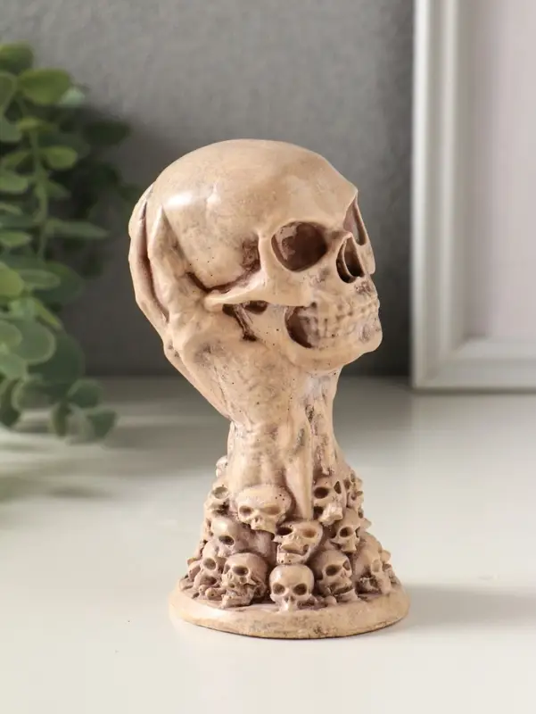 Статуэтка "Череп на руке" высота 12 см, цвет слоновая кость