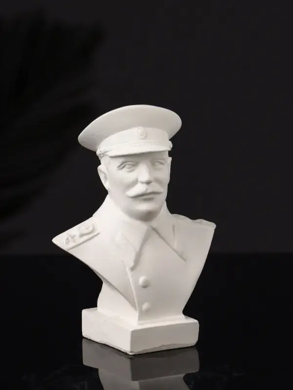 Бюст И.В. Сталин, 10х7х5 см, натуральный, гипс Бюст И.В. Сталин, 10х7х5 см, натуральный, гипс