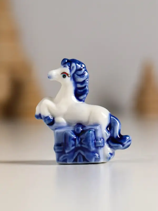 Сувенир керамика "Лошадка с подарком" бело-синий МИКС 4,1х2,6х4 см