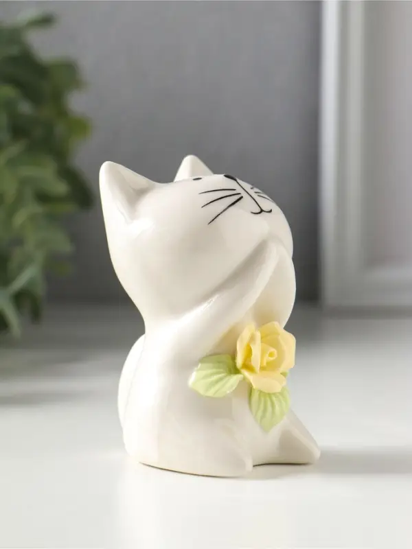 Фигурка керамика &laquo;Белый котёнок с желтым цветочком&raquo;, 5.2&times;5&times;7.6 см