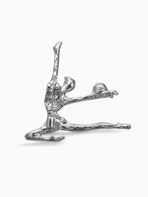 Брошь &laquo;Гимнастка с мячом&raquo;, красно-синяя в серебре