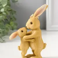 Сувенир полистоун "Мама зайка в цветочном венке обнимает малыша" 15 см