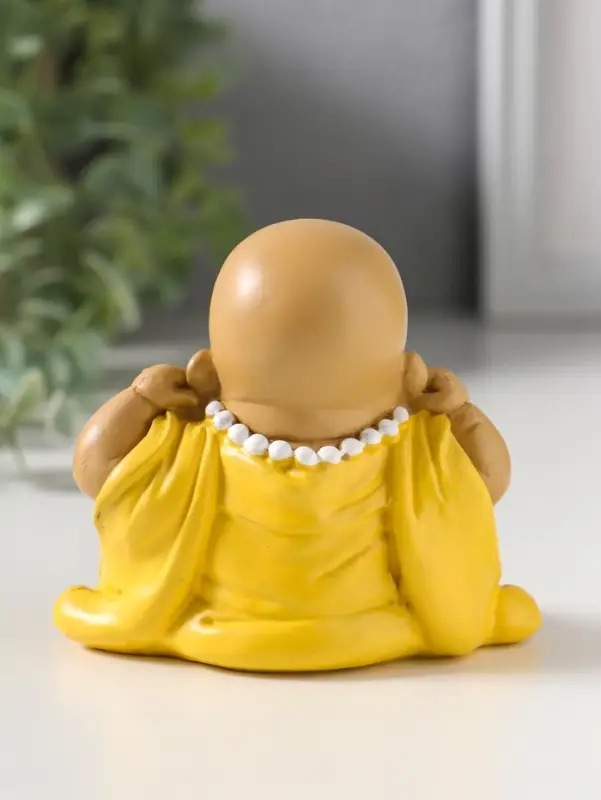 Сувенир полистоун "Маленький хотей в жёлтом одеянии - не слышу" 7,5х9,5х8,3 см