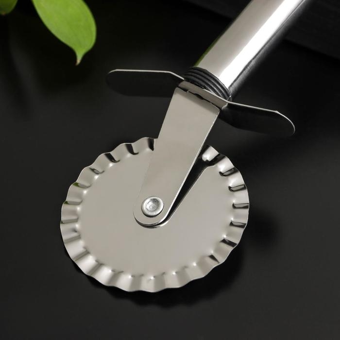 Нож для пиццы и теста Доляна «Помощник», 18 см, ребристый, цвет черный Нож для пиццы и теста Доляна «Помощник», 18 см, ребристый, цвет черный