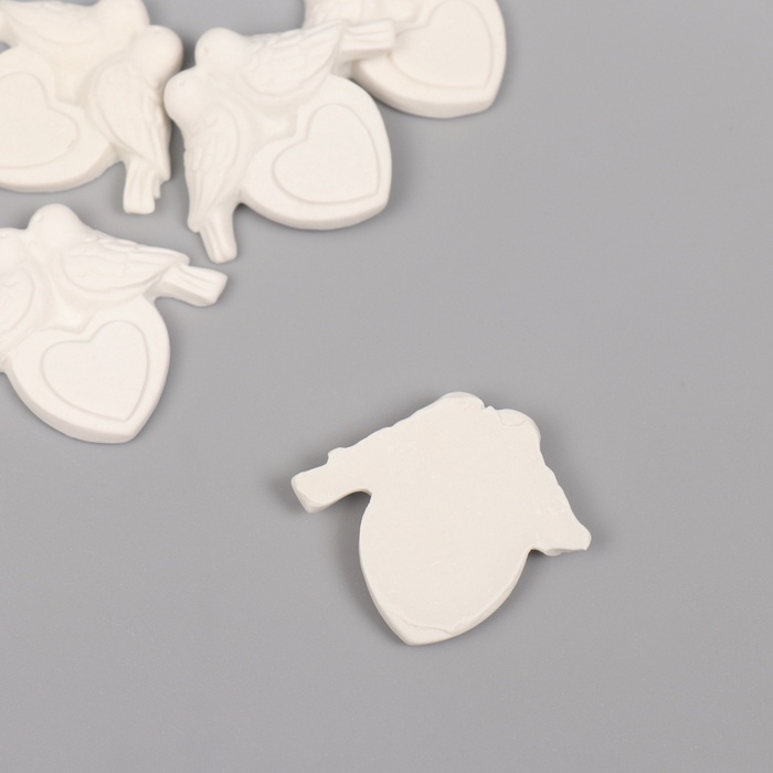 Декор для творчества полистоун Декор для творчества полистоун "Голуби на сердце" белый набор 6 шт 3,6х3 см