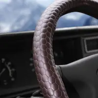 Оплетка на руль, искусственная кожа с тиснением, коричневая, 38 см / M (AWC-SL-04M)