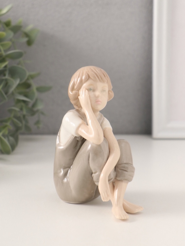 Сувенир керамика  Сувенир керамика "Мальчик в комбинезоне сидит скрестив ноги" 4x8x10 см