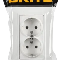 BRITE Розетка 2-местная с заземлением с защитными шторками плоская 16А в сборе РСшПл12-3-БрАБ арктический белый IEK