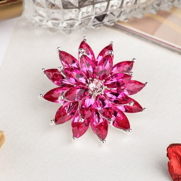 Брошь «Цветок» хризантема, цвет малиновый в серебре Брошь «Цветок» хризантема, цвет малиновый в серебре