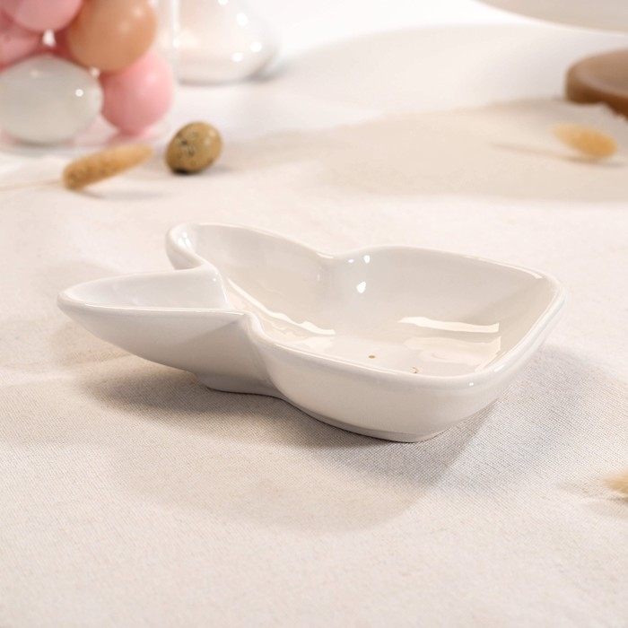 Блюдо Доляна &laquo;Зайка в золотом&raquo;, 6,5&times;12&times;3,5 см, цвет белый