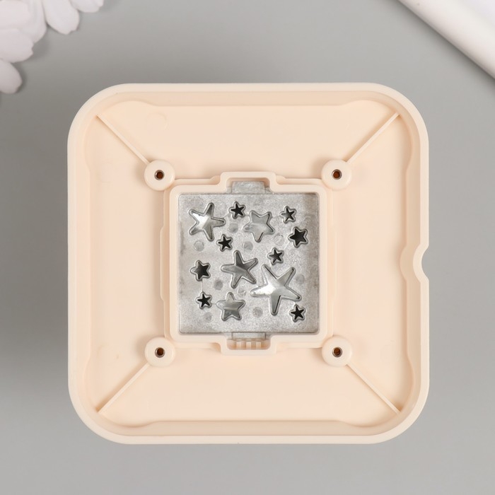 Дырокол фигурный рисунок 3,8х3,8 см Дырокол фигурный рисунок 3,8х3,8 см "Россыпь звёзд" 6.1х6,1х4,1 см