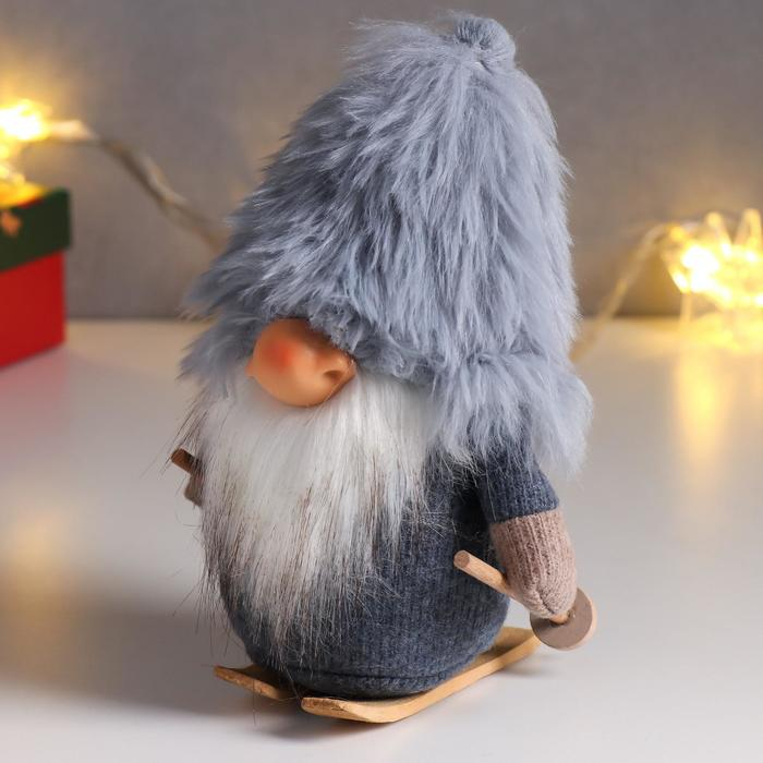 Кукла интерьерная Кукла интерьерная "Дед Мороз в сером меховом колпаке, на лыжах" 21х11х13 см