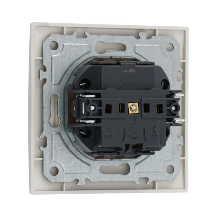 Розетка одноместная TOT Elegant, 16 А, скрытая, с з/к, белая Розетка одноместная TOT Elegant, 16 А, скрытая, с з/к, белая