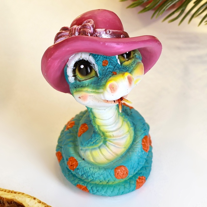 Новый год. Символ 2025. Фигура  Новый год. Символ 2025. Фигура "Змейка в шляпке" 4х6х6см, цветная