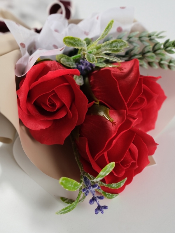 Букет из мыльных лепестков "Розы в подарочной упаковке" красный 6,9х13,7х20,5 см