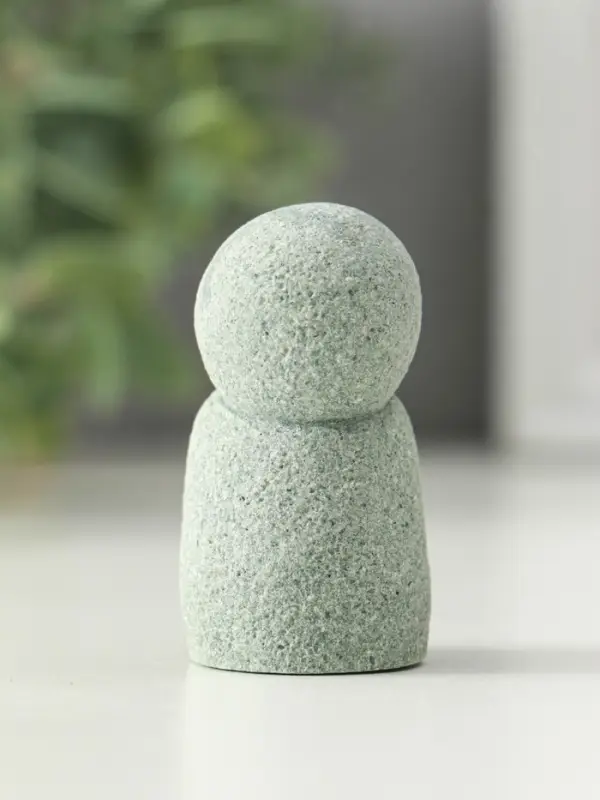 Фигурка песчаник &laquo;Буддийский монах с чётками - священные писания&raquo;, 3&times;3&times;5.5 см