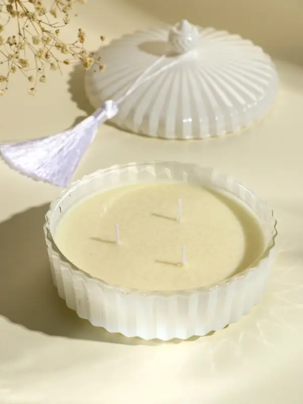 Ароматическая свеча в шкатулке &laquo;Белый глянец&raquo;, 3 фитиля, фрезия, 13.3&times;13.3&times;9.5 см