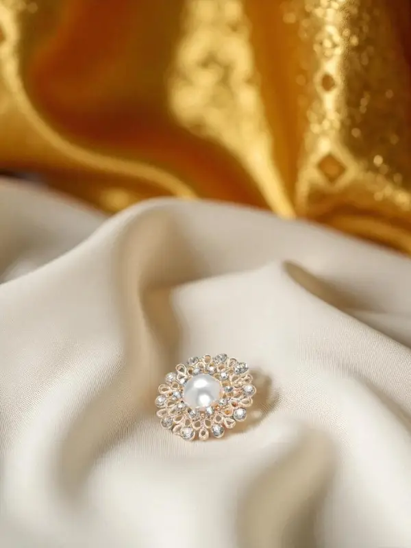 Брошь &laquo;Жемчужный цветок&raquo;, плюмерия, белая в золоте