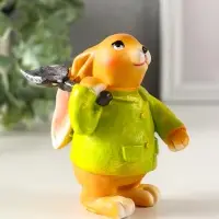 Сувенир полистоун "Зайчик с лопатой, в зелёном пальто" 6х7,5х9,5 см Сувенир полистоун "Зайчик с лопатой, в зелёном пальто" 6х7,5х9,5 см