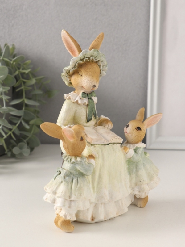 Сувенир полистоун Сувенир полистоун "Мама зайка с дочками - чтение сказок" зелёный 14х9,5х18,5 см