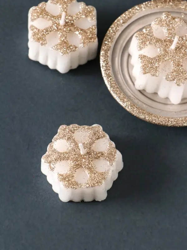 Набор свечей &laquo;Снежинки и подсвечник&raquo;, 3 шт., 12&times;10&times;4 см