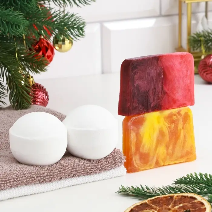 Подарочный набор для ванны и ухода за телом: 2 бомбочки (роза, персик), 2 мыла (апельсин, корица, кофе, брусника)