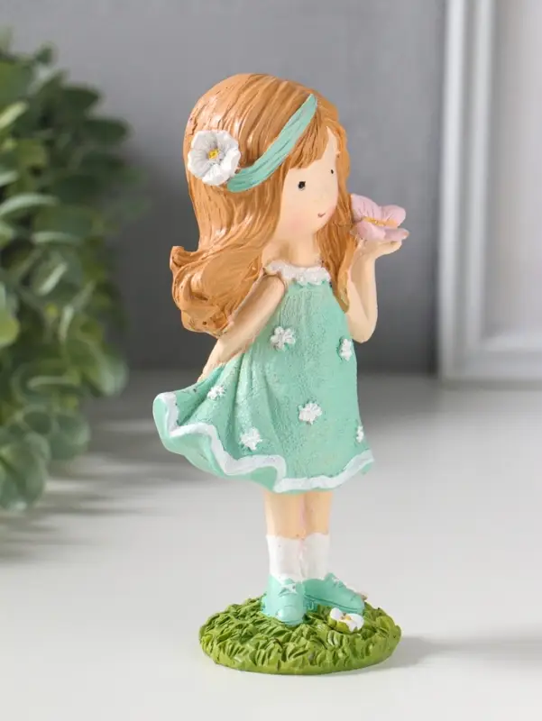 Сувенир полистоун "Малышка в зелёном платье с цветами, с бабочкой на ладоне" 7,5х5х15,5 см   1092989