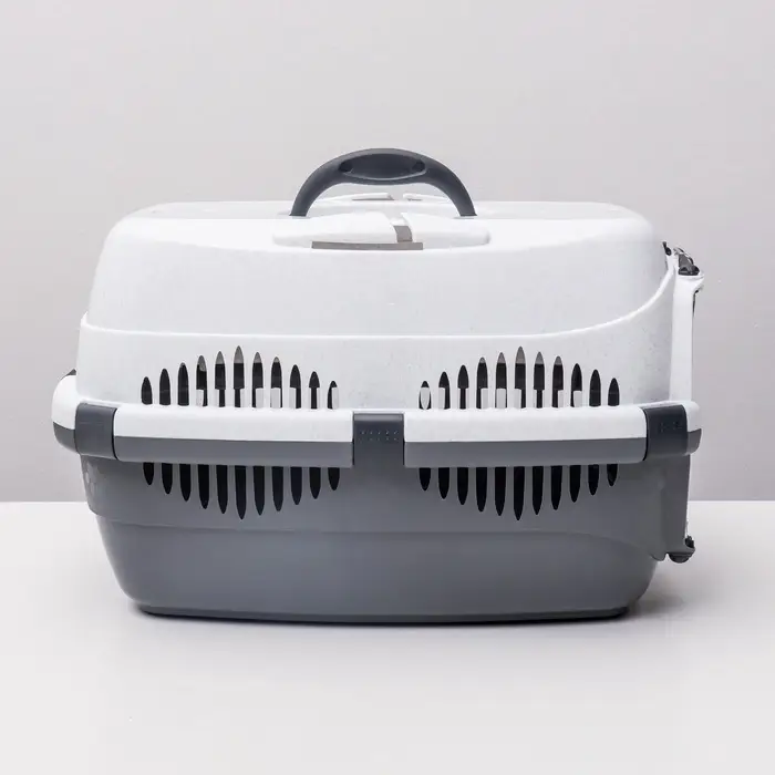 Переноска для животных до 9 кг &laquo;Пижон&raquo;, 43&times;29&times;27.5 см, металлическая дверь, пластик, белая, серая