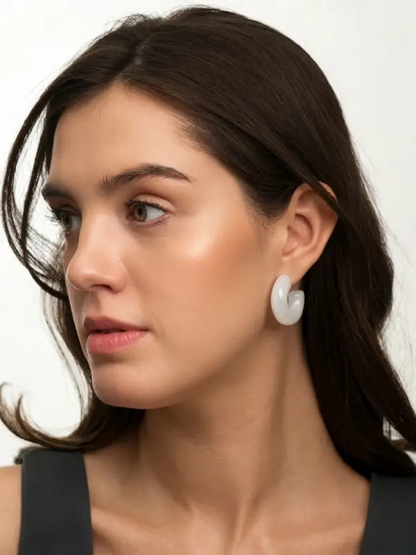 Серьги акрил &laquo;Полукольцо с бусиной №10&raquo;, белые